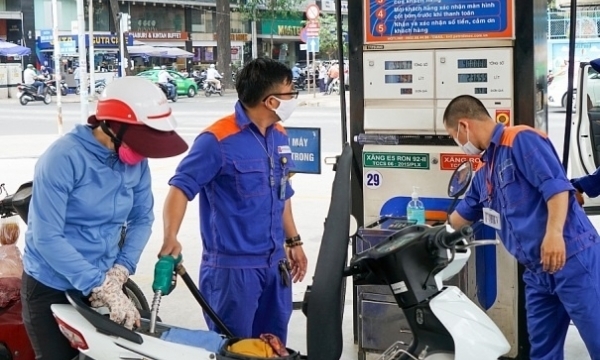 Giá xăng dầu tăng mạnh lần thứ tư liên tiếp