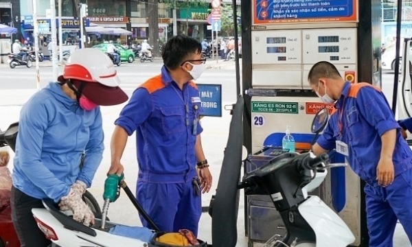 Giá xăng dầu đồng loạt giảm nhẹ 342 đồng/lít