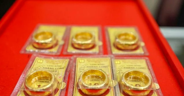 Giá vàng nhẫn tăng vọt, cao hơn vàng miếng hơn 500.000 đồng mỗi lượng