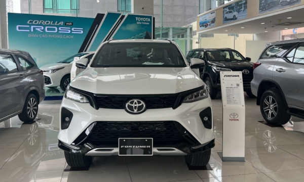 Giá lăn bánh Toyota Fortuner cuối tháng 9/2024 có ưu đãi hấp dẫn, đại chiến Ford Everest và Santa Fe