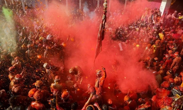 Đắm chìm vào sắc màu lễ hội Holi ở Ấn Độ