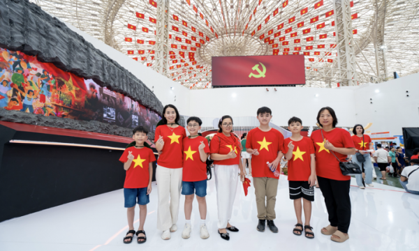 Trung tâm Triển lãm Việt Nam được “nhuộm đỏ” bởi triệu trái tim yêu nước