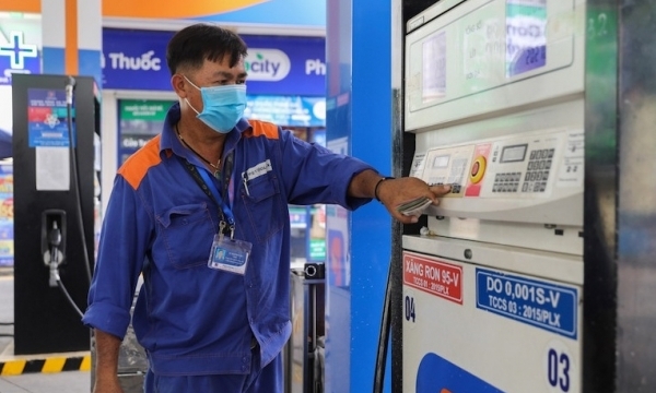 Giá xăng giảm xuống dưới mức 20.000 đồng/lít