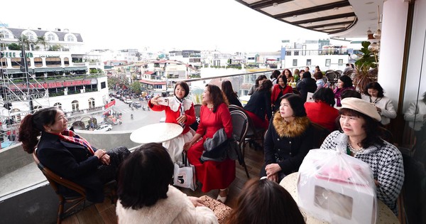 Những ngày cuối cùng, tòa nhà 'Hàm cá mập' luôn chật kín khách