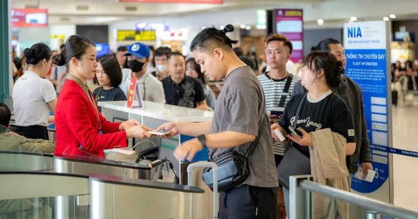 Vé bay nhiều chặng hết chỗ, tàu hỏa và xe khách vẫn còn ghế trống dịp 30/4