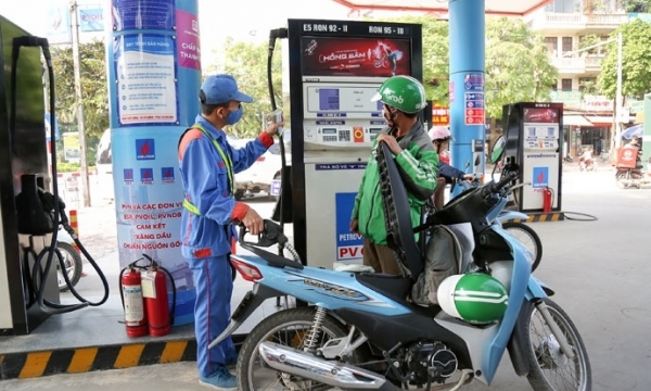 Giá xăng dầu giảm mạnh, xăng RON 95 xuống dưới 20.000 đồng/lít