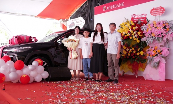 Agribank trao Giải Đặc biệt 01 ô tô cho khách hàng may mắn trong chương trình “37 năm