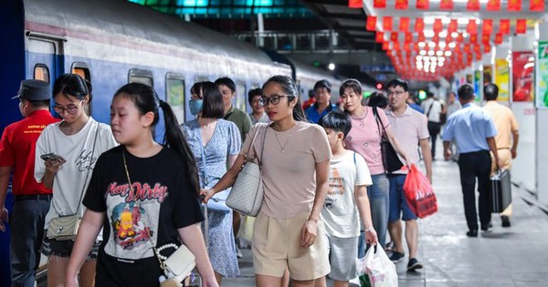 Vé máy bay 'nhích dần', tàu hỏa 'cháy vé' đến Hà Nội xem diễu binh dịp 2/9