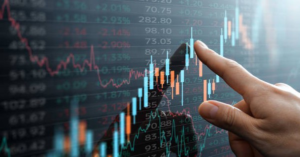 VN-Index vượt đỉnh 1.700 điểm: “Cặp đôi” VHM – VRE dẫn sóng.