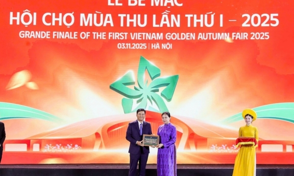 Agribank trao 10 tỷ đồng cùng cả nước hướng về đồng bào vùng bão lũ