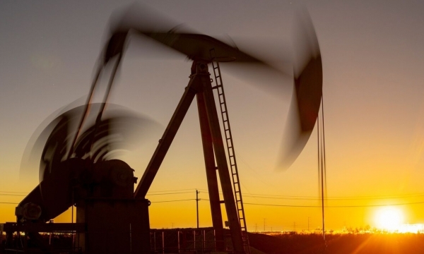 Nhu cầu dầu chững lại trên toàn cầu, dự trữ bật tăng