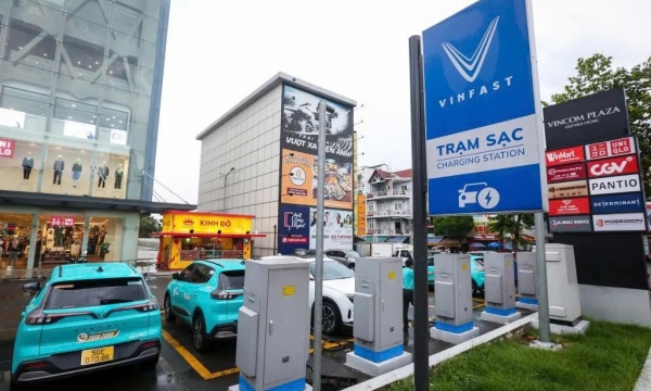 FPT Retail (FRT) chính thức bắt tay V-Green, biến hàng trăm cửa hàng FPT Shop thành trạm sạc ô tô điện