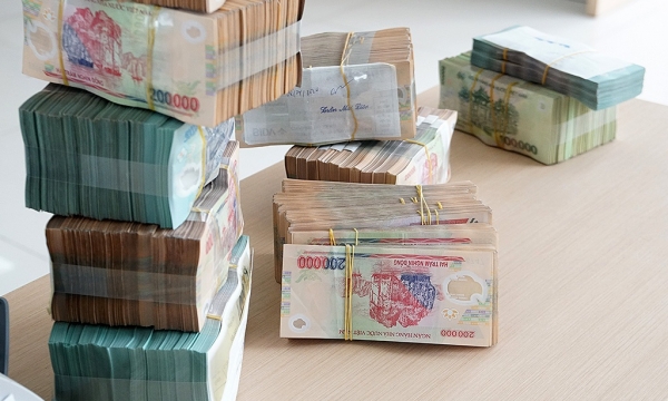 'Con cưng' bết bát trên sàn, lãnh đạo dồn dập móc hầu bao cứu giá cổ phiếu