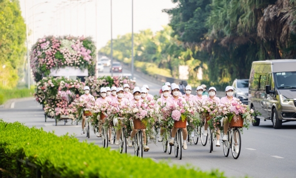 Màn roadshow ấn tượng nhất Việt Nam: Xe đạp, xích lô tới cả xe bus cũng đều ngập tràn hương sắc hoa sen