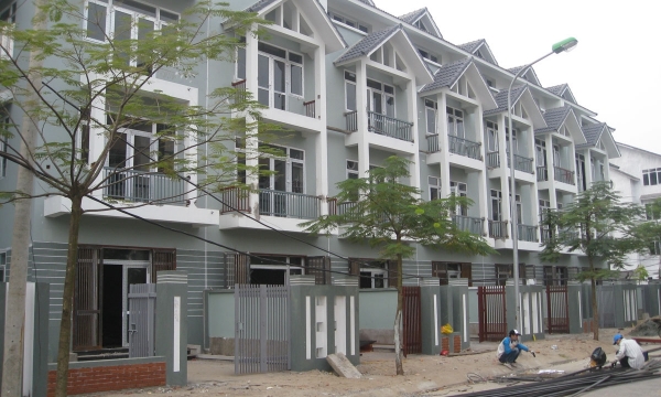 Loạt án hủy niêm yết 'treo lơ lửng' trên đầu doanh nghiệp bất động sản và xây dựng
