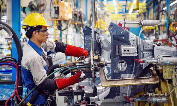 Ngành sản xuất đối mặt nhiều khó khăn