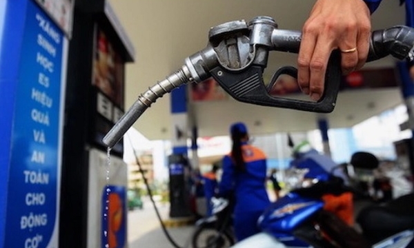 Xăng RON 95 giảm gần 600 đồng mỗi lít