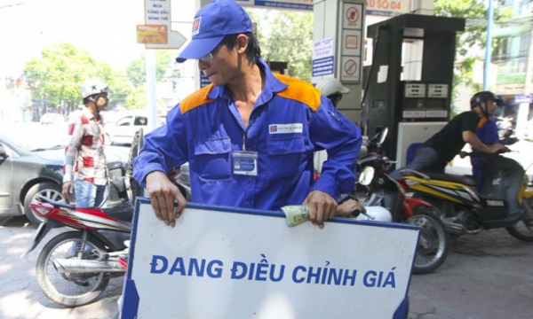 Giá xăng dầu tăng mạnh, RON95 lên gần 23.000 đồng/lít