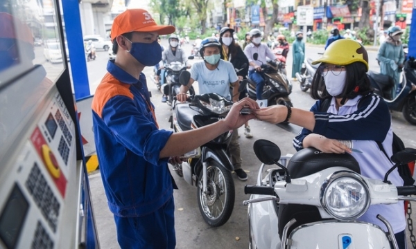 Giá xăng dầu tăng mạnh, RON95 lên gần 24 nghìn đồng/lít