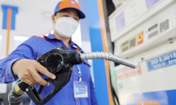 Giá xăng dầu giảm mạnh, RON95 xuống còn hơn 23 nghìn đồng/lít