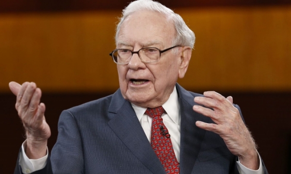 Nhà đầu tư huyền thoại Warren Buffett chỉ ra 12 điều khiến người nghèo lãng phí tiền