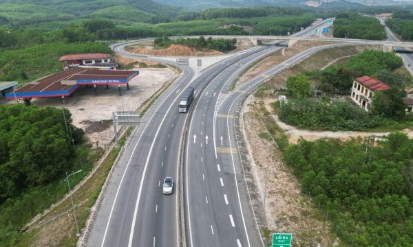 Đẩy nhanh nghiên cứu các tuyến đường bộ cao tốc đang khai thác, đầu tư theo quy mô phân kỳ