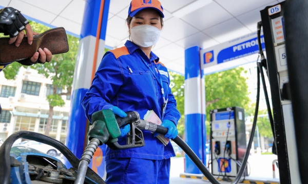 Giá xăng tiếp tục giảm, RON95 lùi về sát mức 23.000 đồng/lít