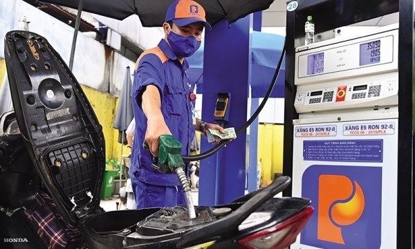 Giá xăng dầu tăng mạnh tới 720 đồng/lít