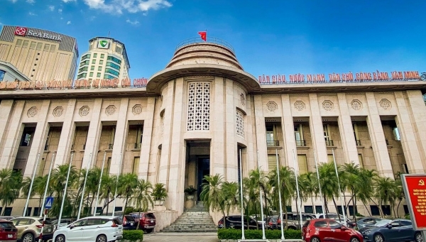 Điểm tin ngân hàng ngày 17/7: Giá USD tự do giảm mạnh, lùi sâu dưới 26.000 đồng