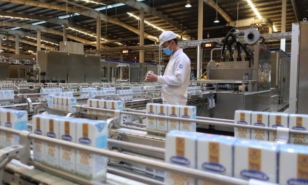 Doanh thu cán mốc kỷ lục, cổ phiếu VNM “nổi sóng”