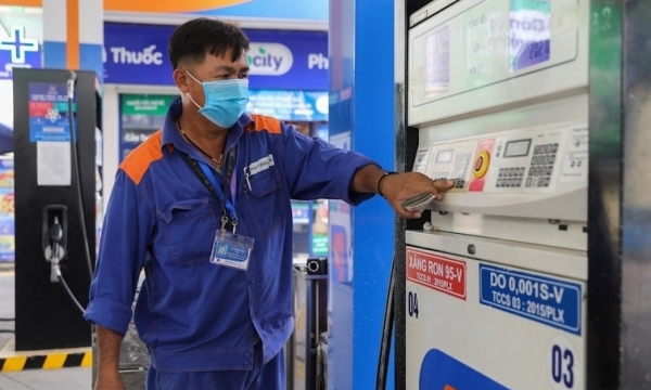 Giá xăng tăng nhẹ, giá dầu tiếp tục giảm