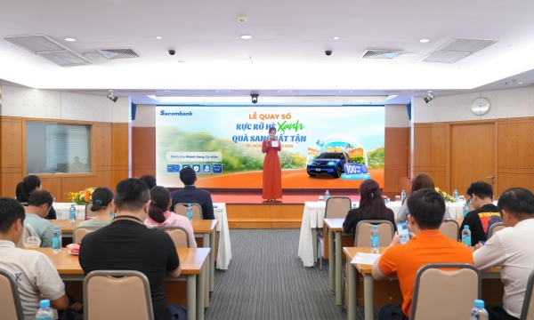 Sacombank quay số tìm ra khách hàng trúng ô tô điện và hàng trăm giải thưởng giá trị