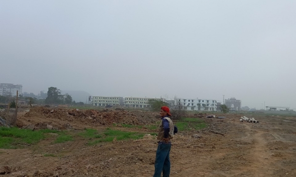 Trong cơn 'sốt' đất, người bán xôi, giò chả cũng thành... môi giới