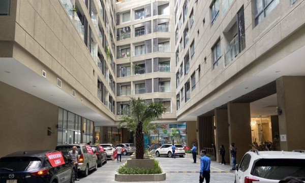 Cư dân The EverRich Infinity của Phát Đạt căng băng rôn phản đối việc bán chỗ đậu xe
