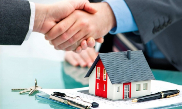 Nhân viên ngân hàng chật vật tìm khách vay mua bất động sản