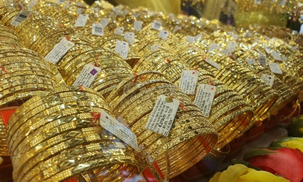 Giá vàng hôm nay 17/12: Đồng USD lao dốc, giá vàng phi mã