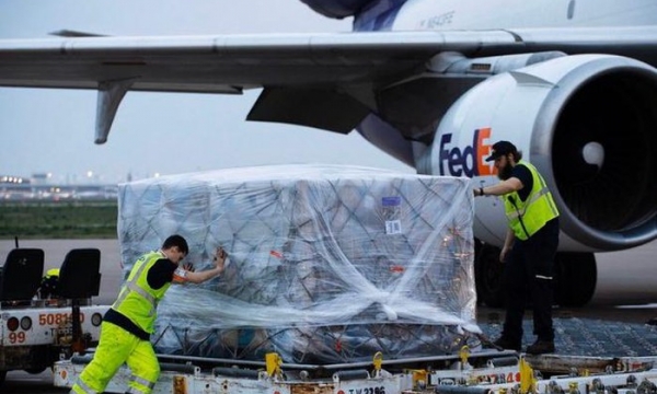 Việt Nam chuyển giao 450.000 bộ quần áo bảo hộ giúp Hoa Kỳ chống dịch Covid-19
