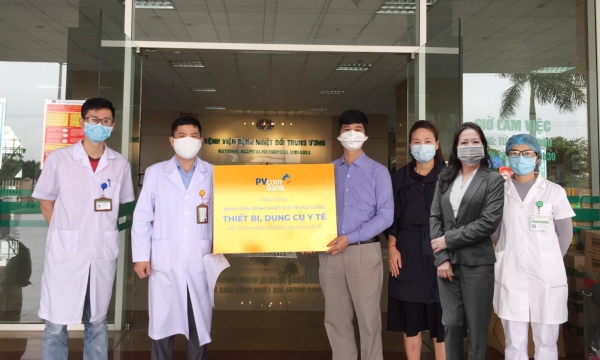 PVcomBank tài trợ vật tư y tế cho bệnh viện chống dịch Covid-19
