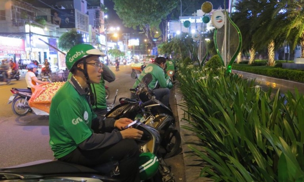 Bất động sản 24: Môi giới nhà đất chạy Grab, buôn hoa quả bù... thưởng Tết