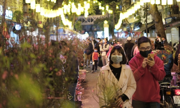 Chùm ảnh: Người dân Hà Nội đeo khẩu trang đi mua sắm chiều 29 Tết, đường phố nhộn nhịp hơn hẳn mọi khi