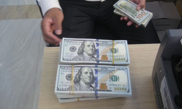 Vì sao giá USD 'chợ đen' bất ngờ tăng mạnh?