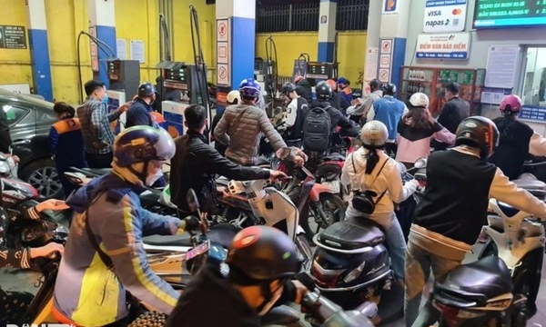 Người dần ùn ùn đi xếp hàng đổ xăng trước giờ xăng tăng giá mạnh