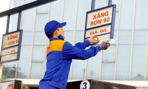 Giá xăng tăng vọt lên gần 30.000 đồng mỗi lít