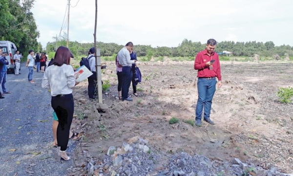 Cả xã hội quay cuồng trong cơn sốt bất động sản, người dân bỏ kinh doanh, bỏ sản xuất để lao vào đầu tư đất