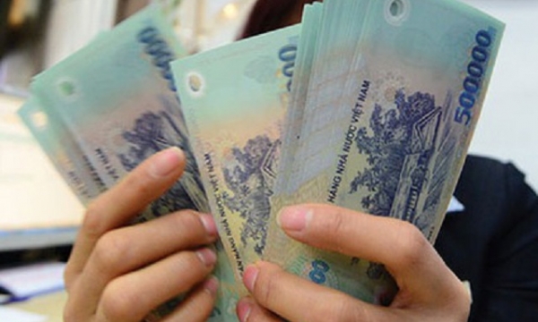 Một dòng tiền lớn chảy mạnh vào cả kênh ngân hàng và chứng khoán: Nguồn tiền này đến từ đâu?