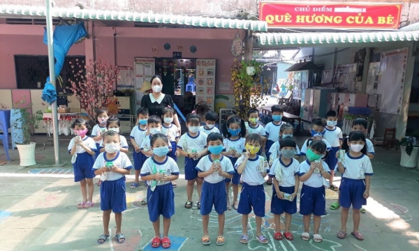 VINAMILK tặng 3.000 phần quà tiếp sức năng lượng cho các 'anh hùng nhí' chiến thắng Cô-vy