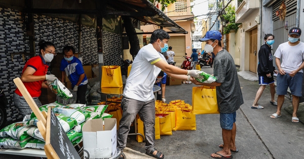 T&T Group tặng 100.000 suất quà tổng trị giá 30 tỷ đồng cho người dân TP. HCM gặp khó khăn do Covid-19