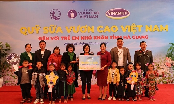 Vinamilk và quỹ sữa vươn cao Việt Nam trao tặng 94.000 ly sữa cho trẻ em khó khăn Hà Giang