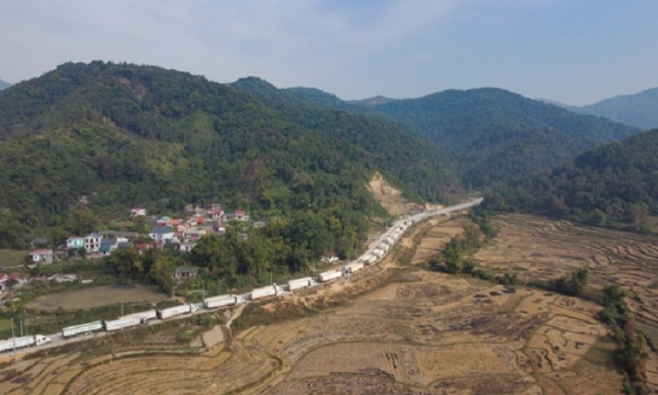 Mỗi ngày hàng nghìn xe nông sản ùn ứ, bao giờ hàng thôi 'nghẽn' ở cửa khẩu?