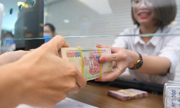 Một ngân hàng nhân đôi lãi suất cho khách hàng gửi tiết kiệm, điều gì đã xảy ra?